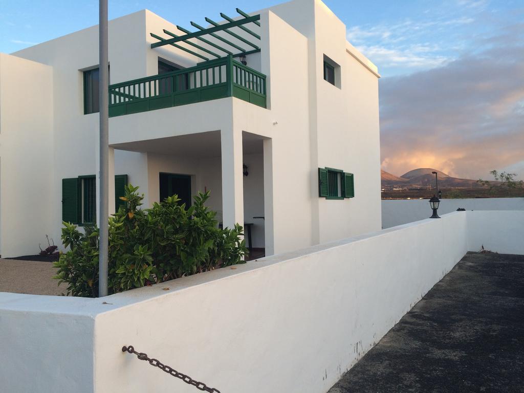 Alhambra Apartamentos Tías Pokoj fotografie