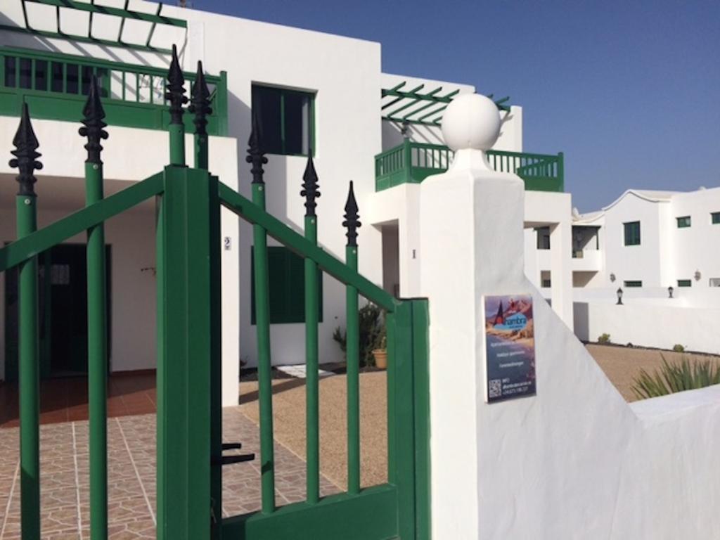 Alhambra Apartamentos Tías Pokoj fotografie